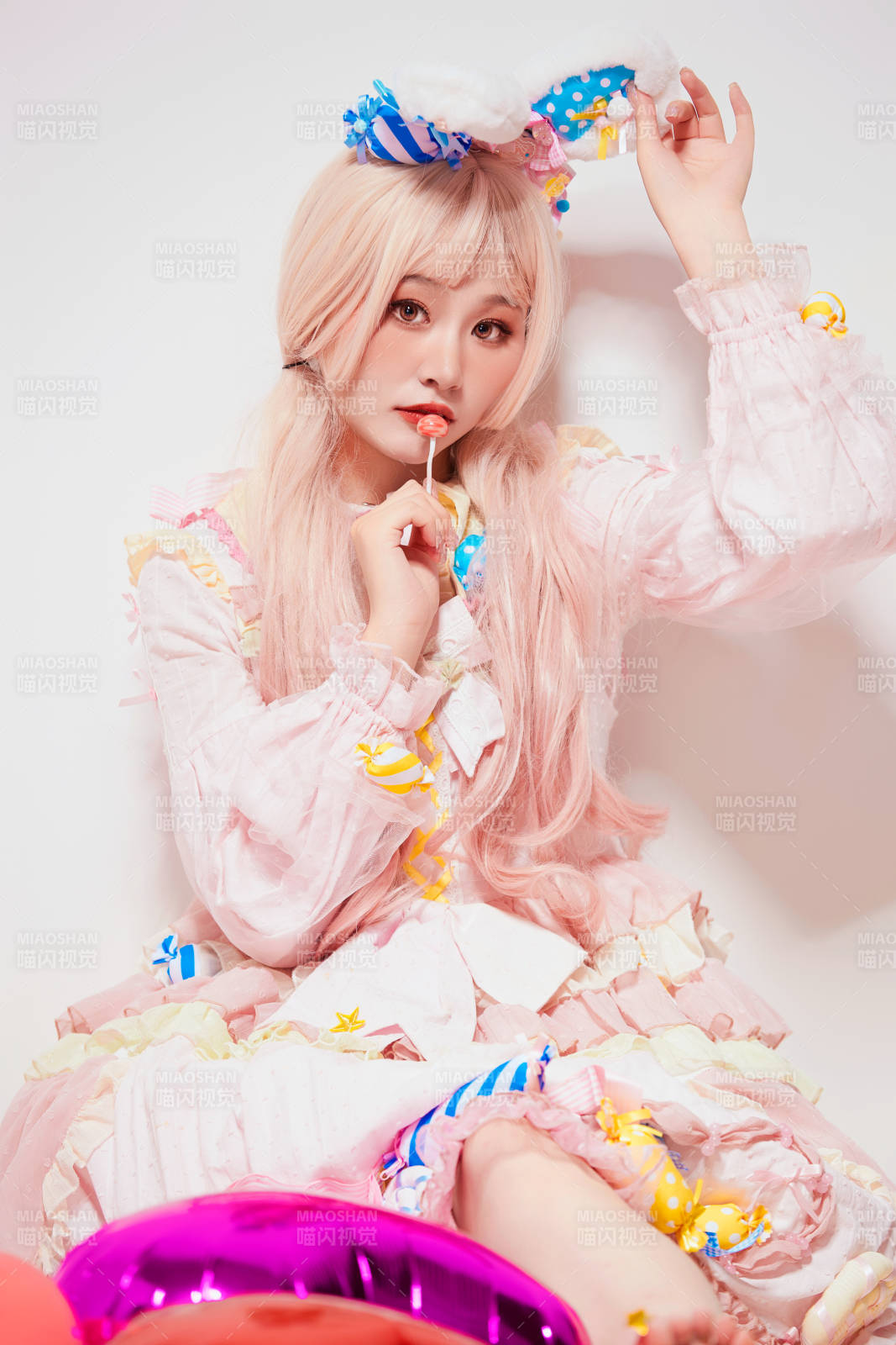 穿著糖果洛麗塔服裝慶祝生日的亞洲少女