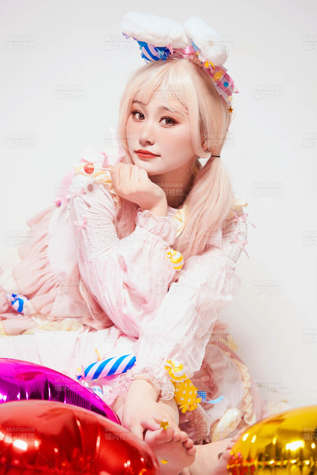 穿著糖果洛麗塔服裝慶祝生日的亞洲少女