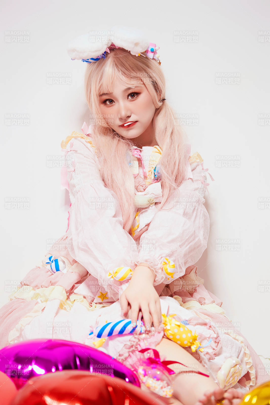 穿著糖果洛麗塔服裝慶祝生日的亞洲少女