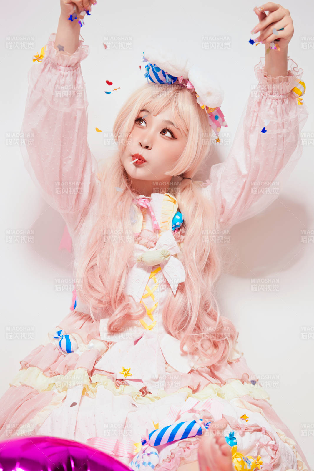 穿著糖果洛麗塔服裝慶祝生日的亞洲少女