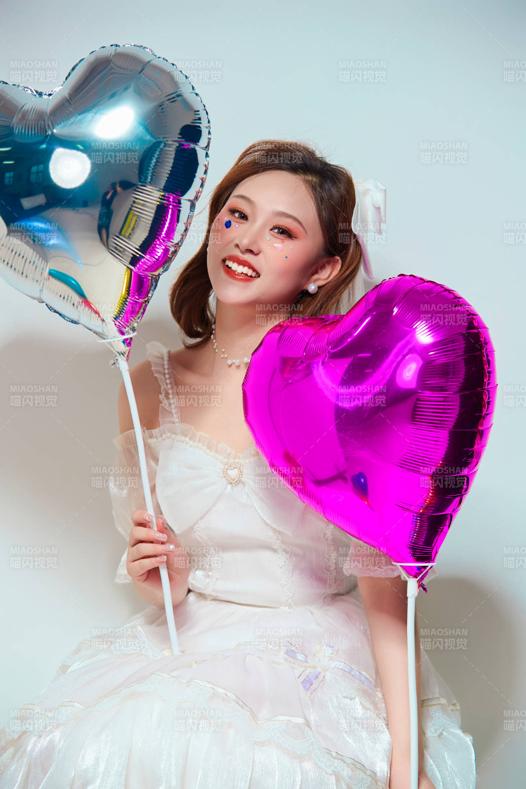 穿着公主裙手拿气球庆祝生日的亚洲女性