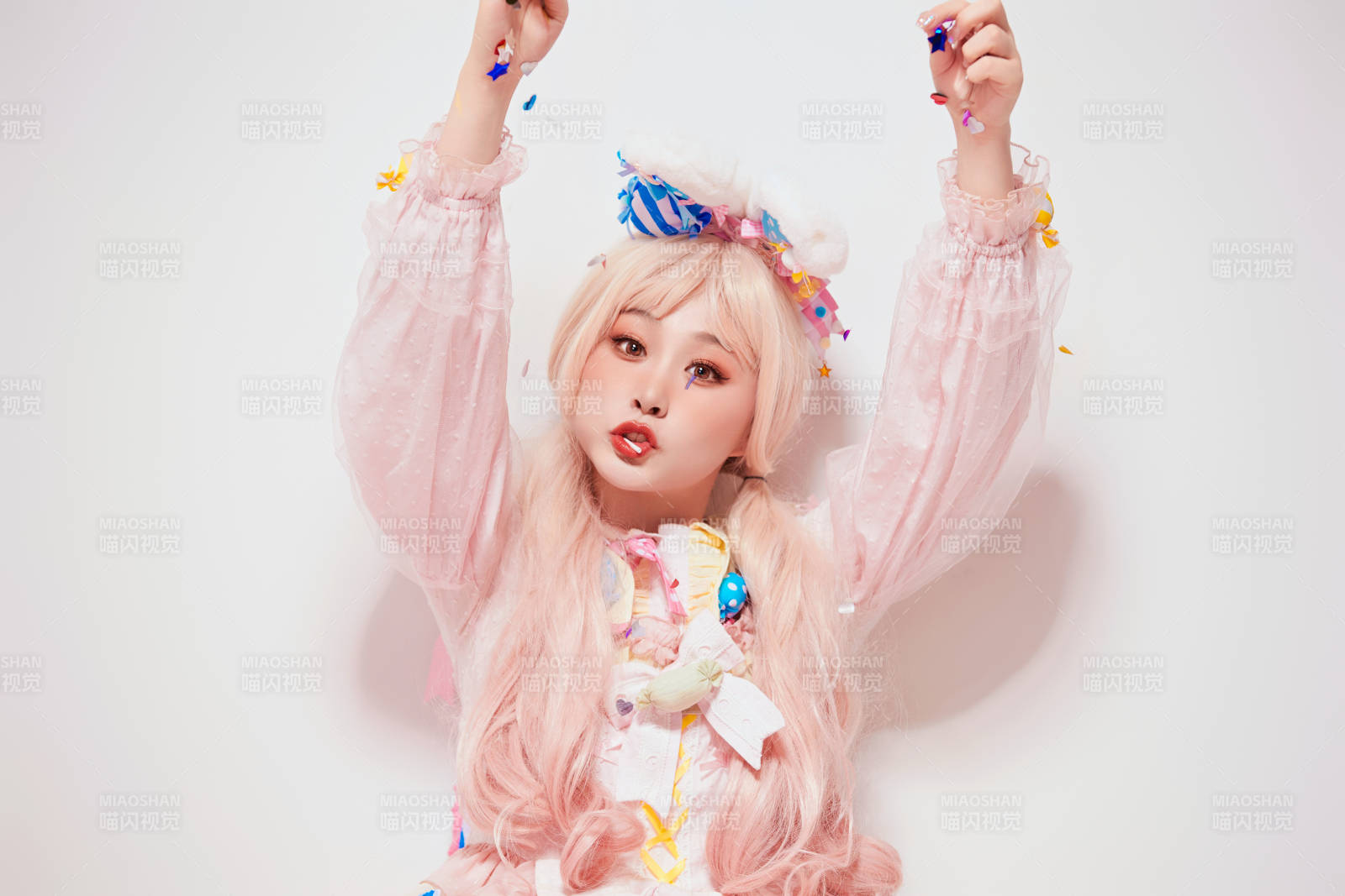 穿著糖果洛麗塔服裝慶祝生日的亞洲少女