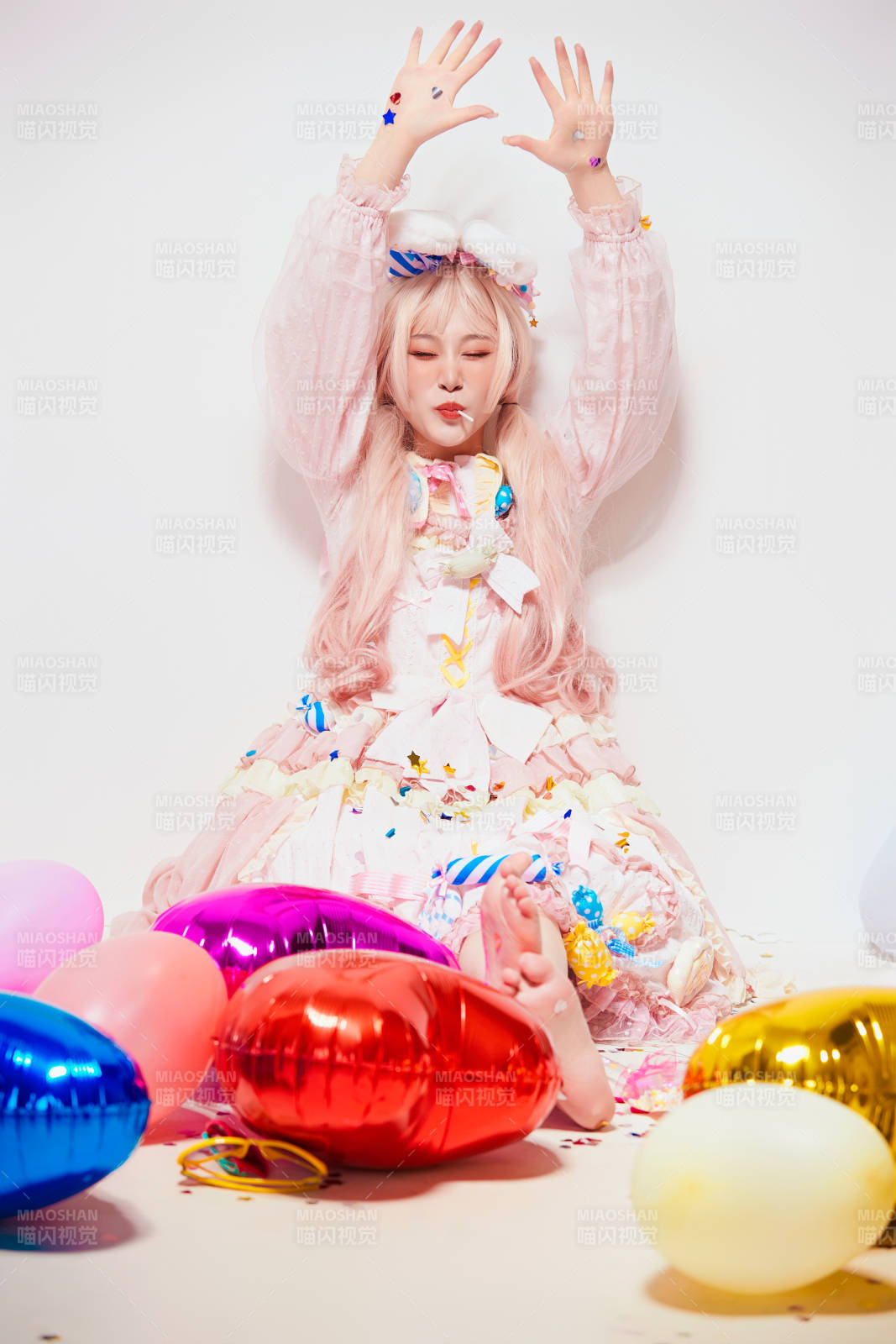 穿著糖果洛麗塔服裝慶祝生日的亞洲少女