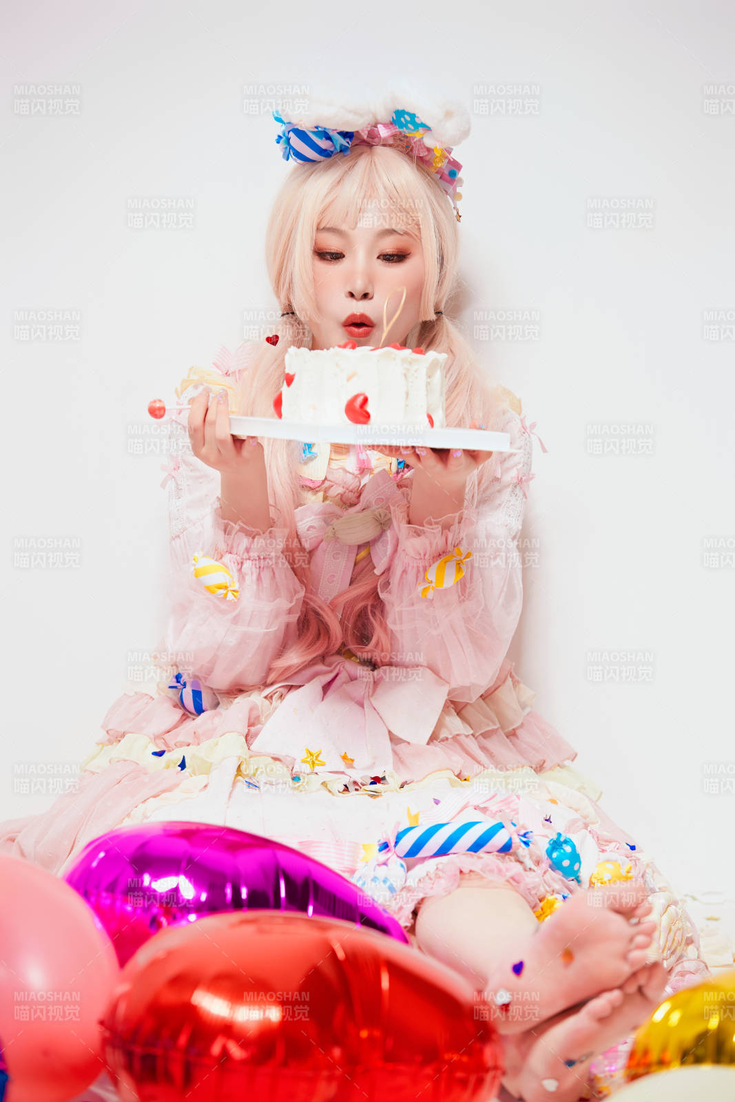 穿著糖果洛麗塔服裝慶祝生日的亞洲少女