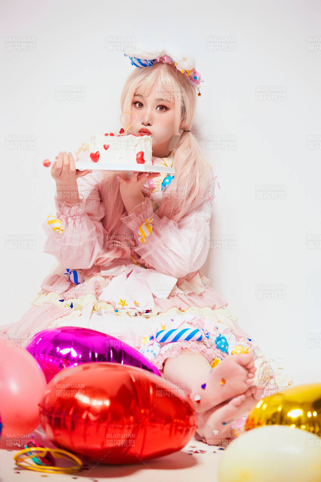 穿著糖果洛麗塔服裝慶祝生日的亞洲少女