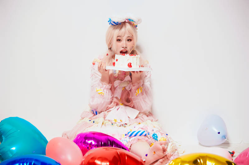 穿着糖果洛丽塔服装庆祝生日的亚洲少女
