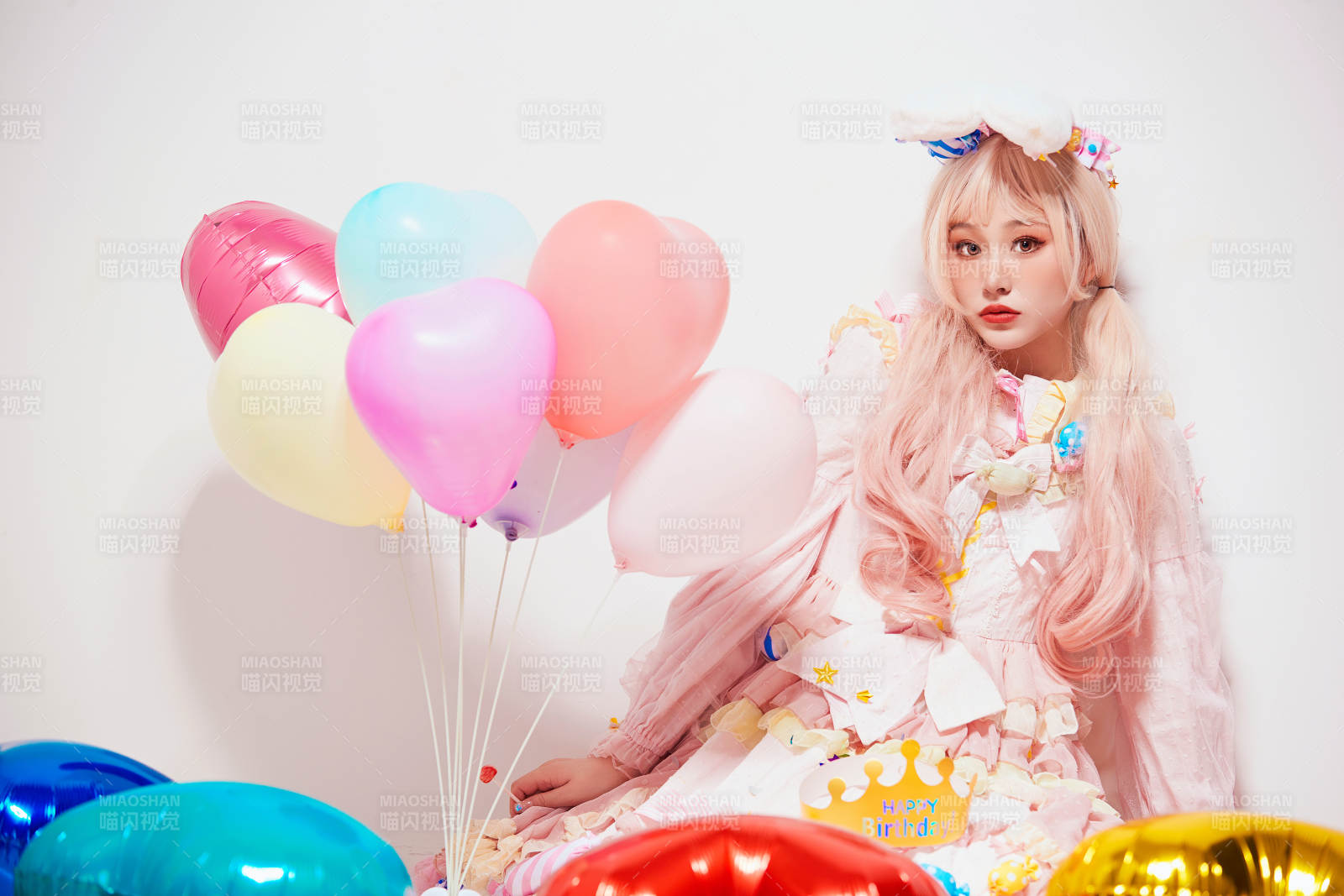 穿著糖果洛麗塔服裝慶祝生日的亞洲少女