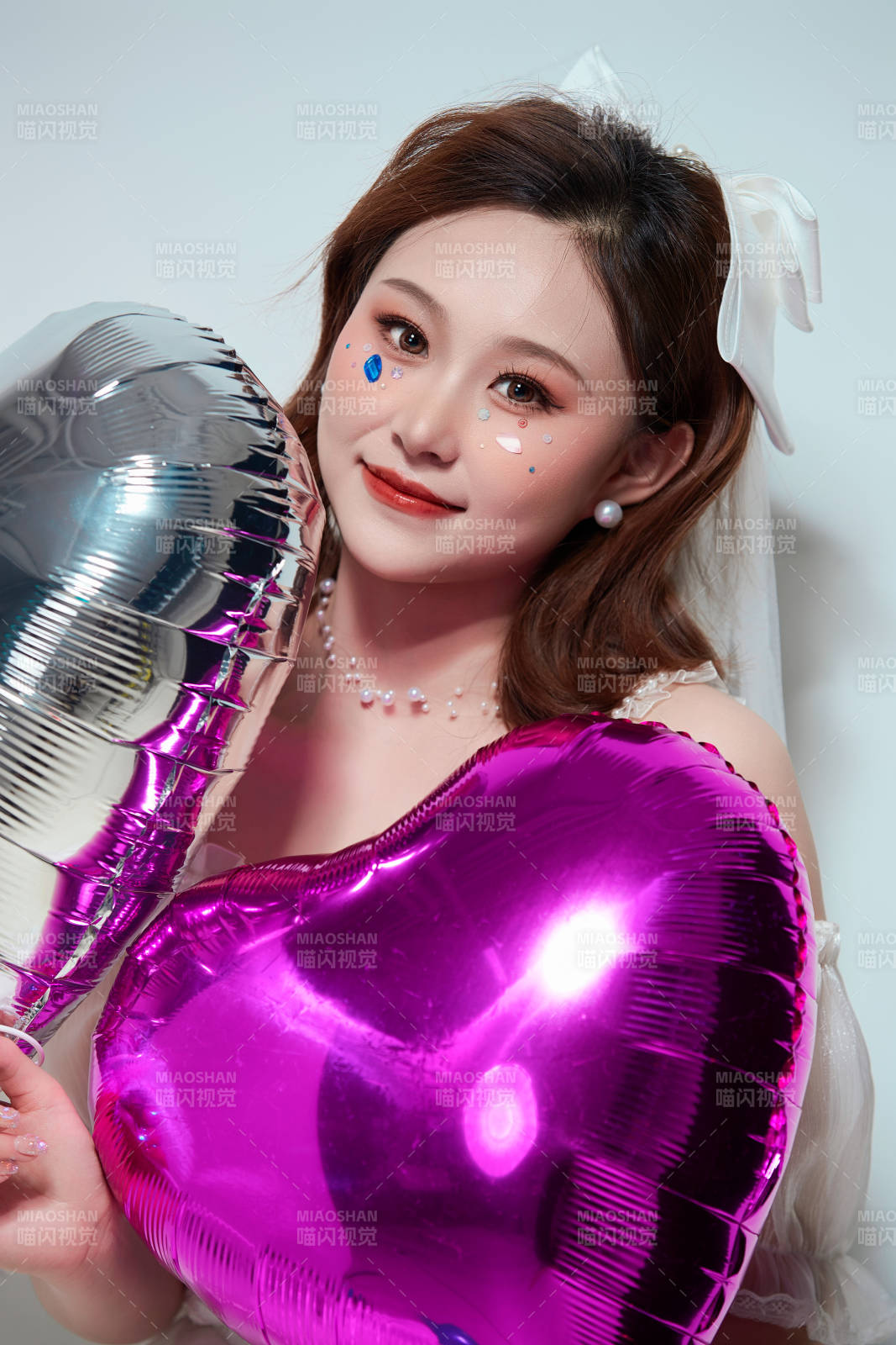 穿着公主裙手拿气球庆祝生日的亚洲女性