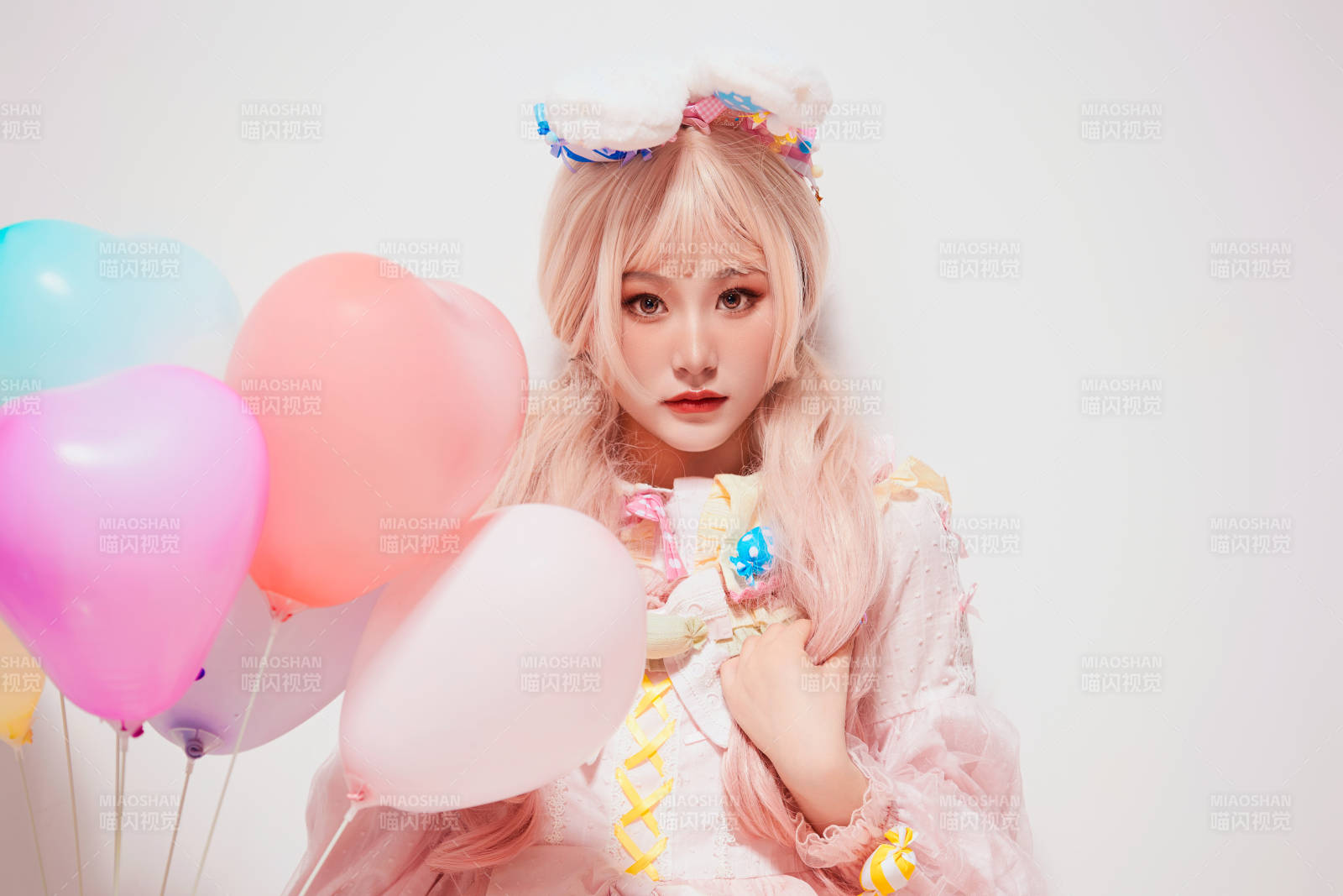 穿著糖果洛麗塔服裝慶祝生日的亞洲少女