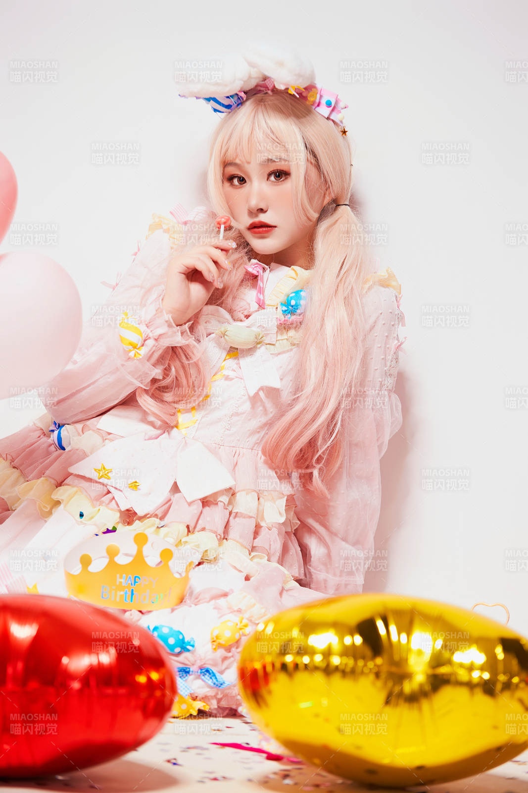 穿著糖果洛麗塔服裝慶祝生日的亞洲少女