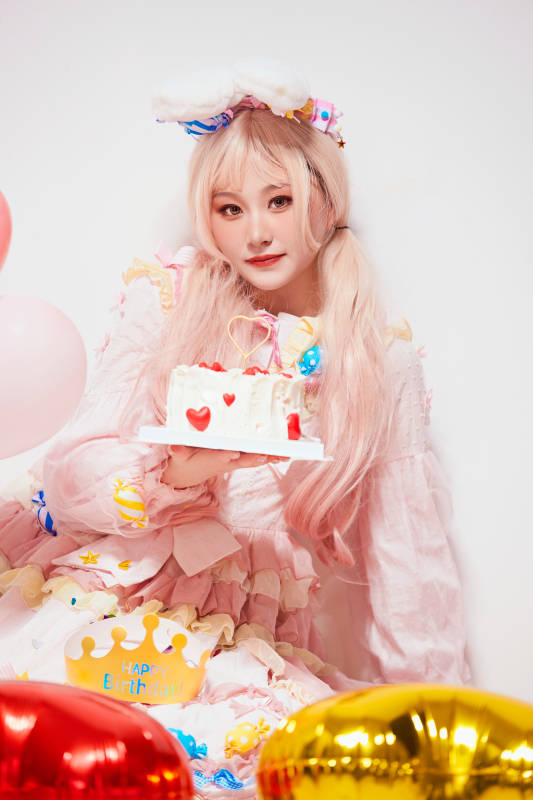 穿着糖果洛丽塔服装庆祝生日的亚洲少女