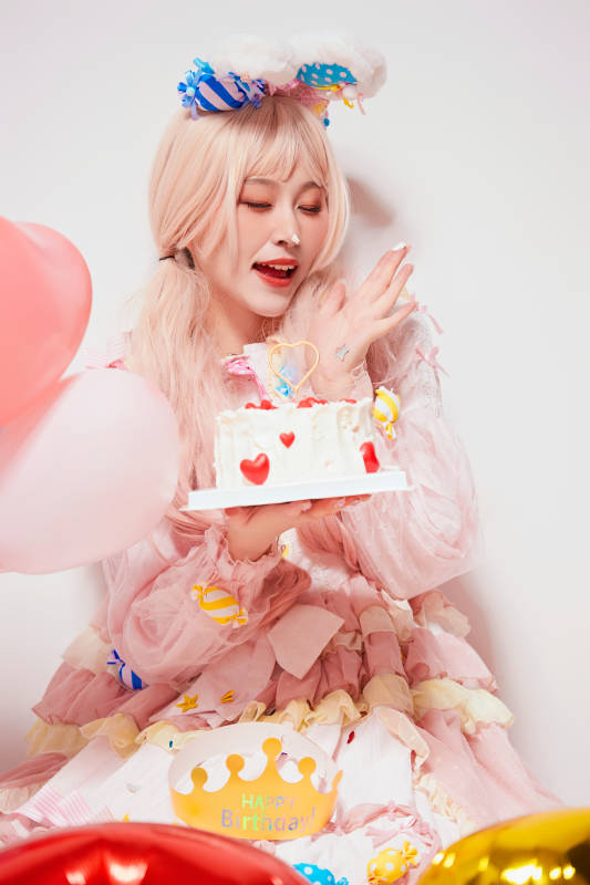 穿着糖果洛丽塔服装庆祝生日的亚洲少女
