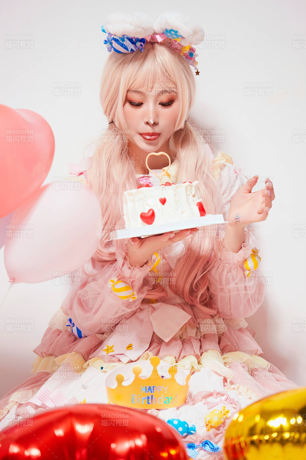 穿著糖果洛麗塔服裝慶祝生日的亞洲少女