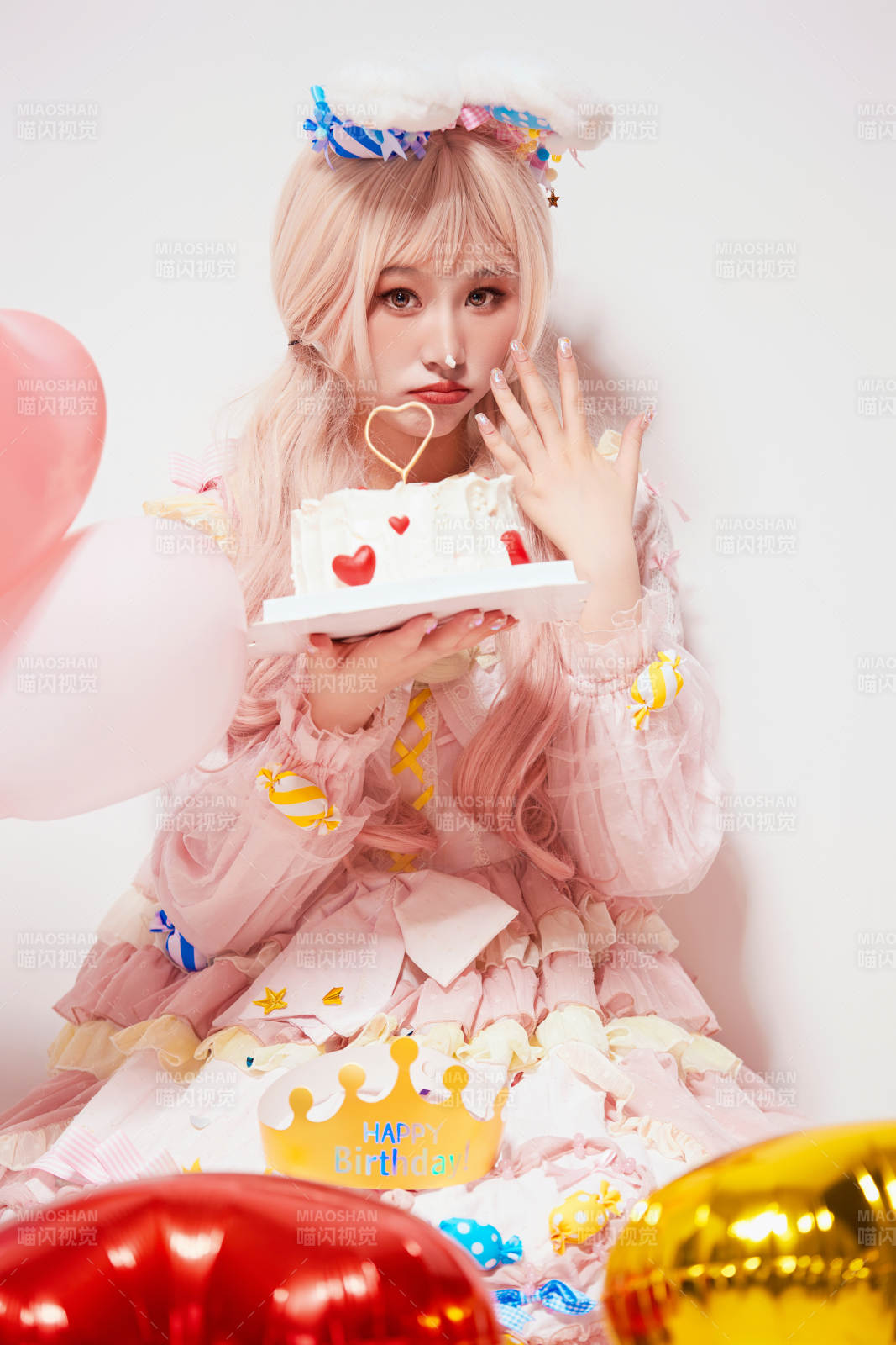 穿著糖果洛麗塔服裝慶祝生日的亞洲少女