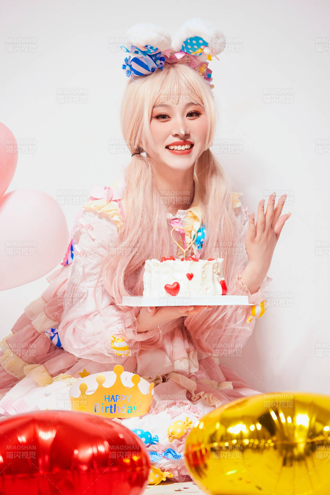 穿著糖果洛麗塔服裝慶祝生日的亞洲少女