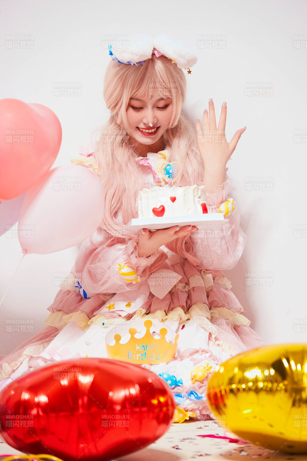 穿著糖果洛麗塔服裝慶祝生日的亞洲少女