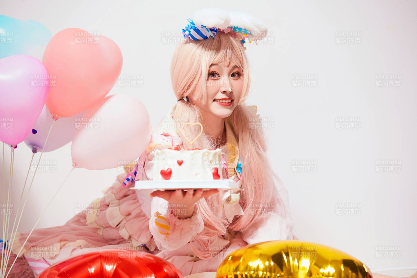 穿著糖果洛麗塔服裝慶祝生日的亞洲少女