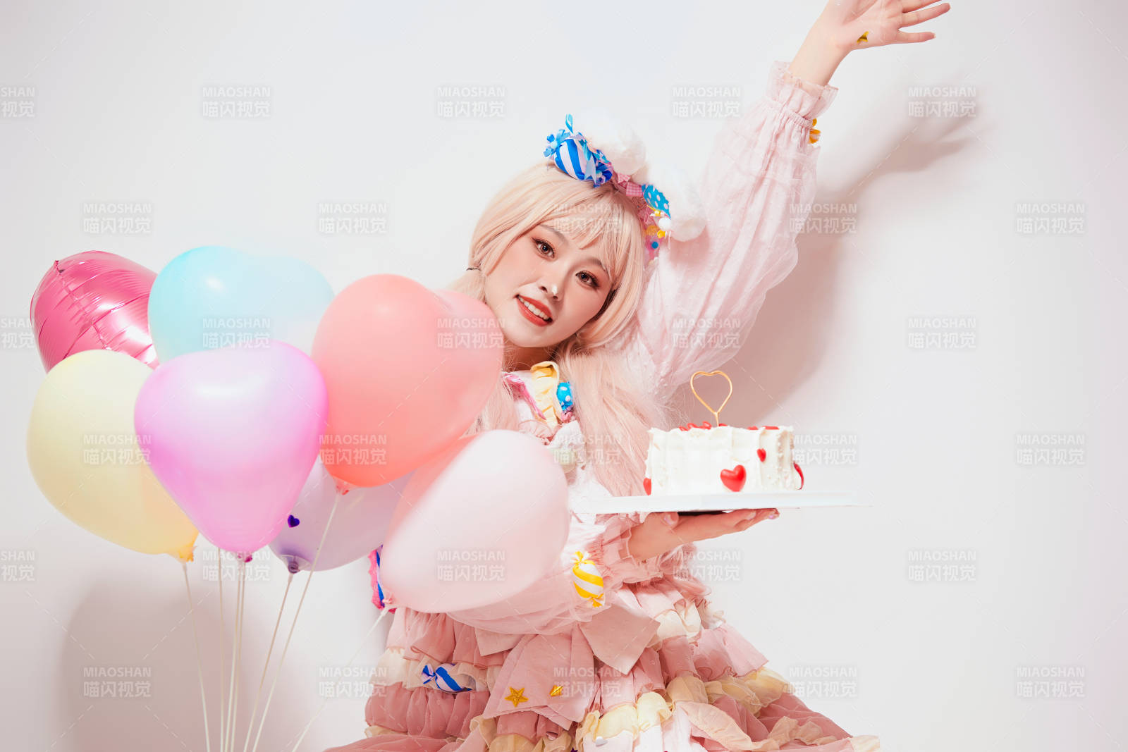 穿著糖果洛麗塔服裝慶祝生日的亞洲少女
