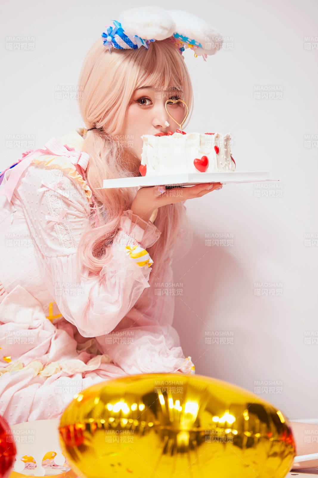 穿著糖果洛麗塔服裝慶祝生日的亞洲少女