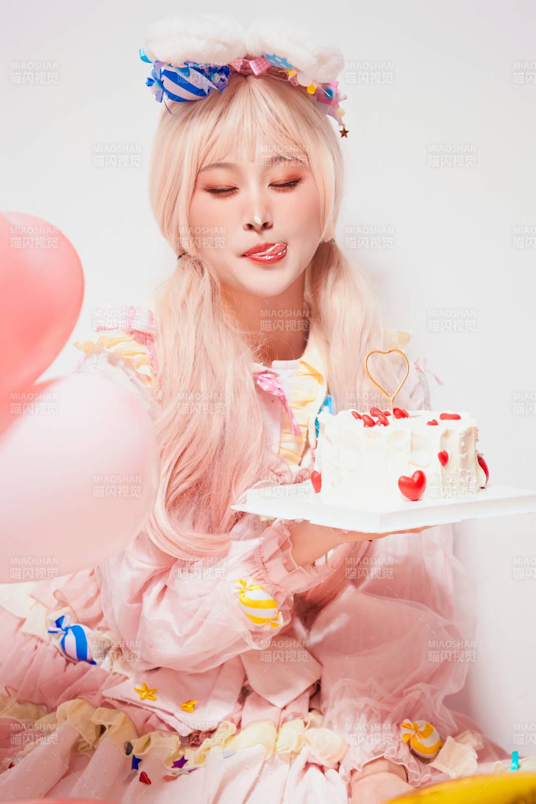 穿著糖果洛麗塔服裝慶祝生日的亞洲少女