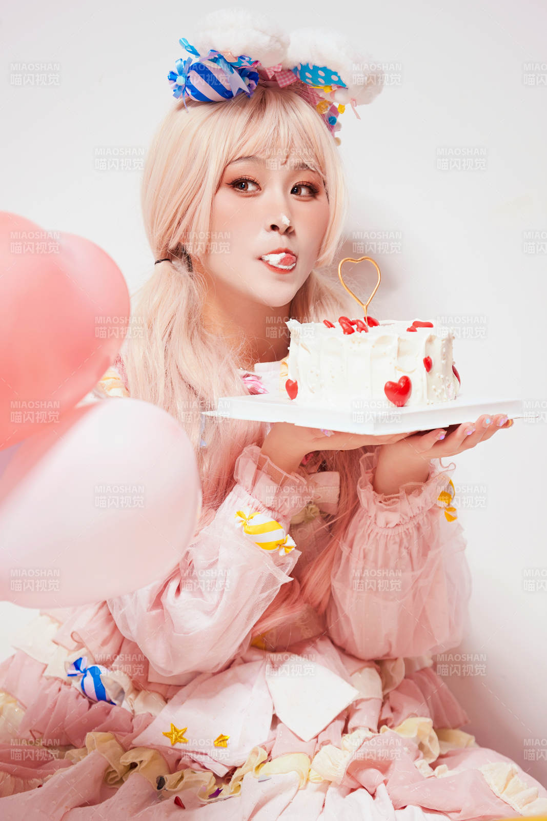 穿著糖果洛麗塔服裝慶祝生日的亞洲少女