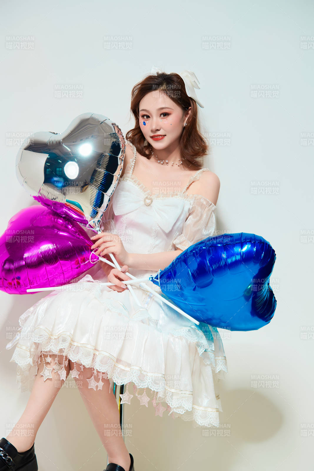 穿着公主裙手拿气球庆祝生日的亚洲女性