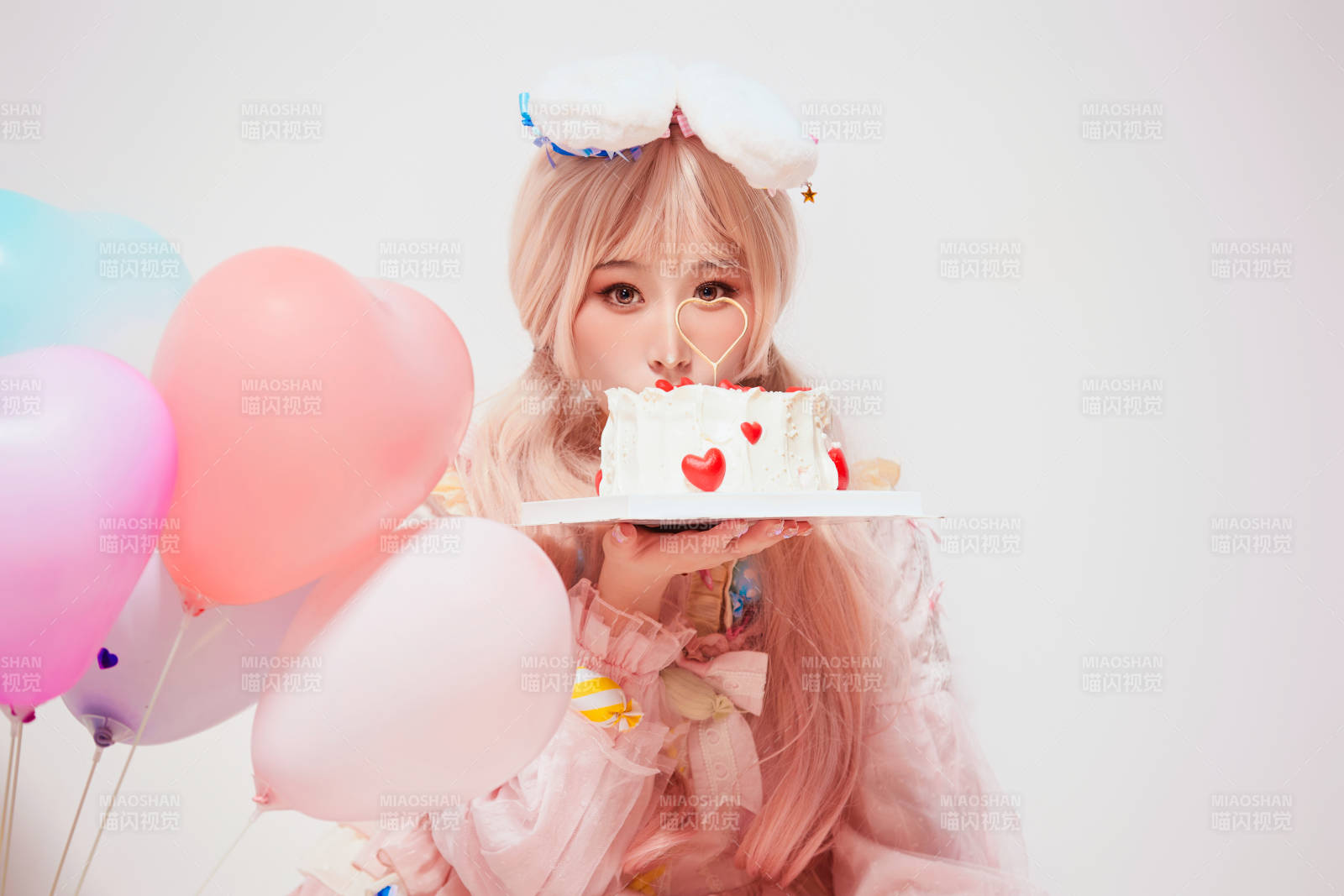 穿著糖果洛麗塔服裝慶祝生日的亞洲少女