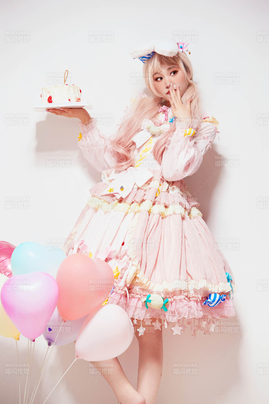穿着糖果洛丽塔服装庆祝生日的亚洲少女
