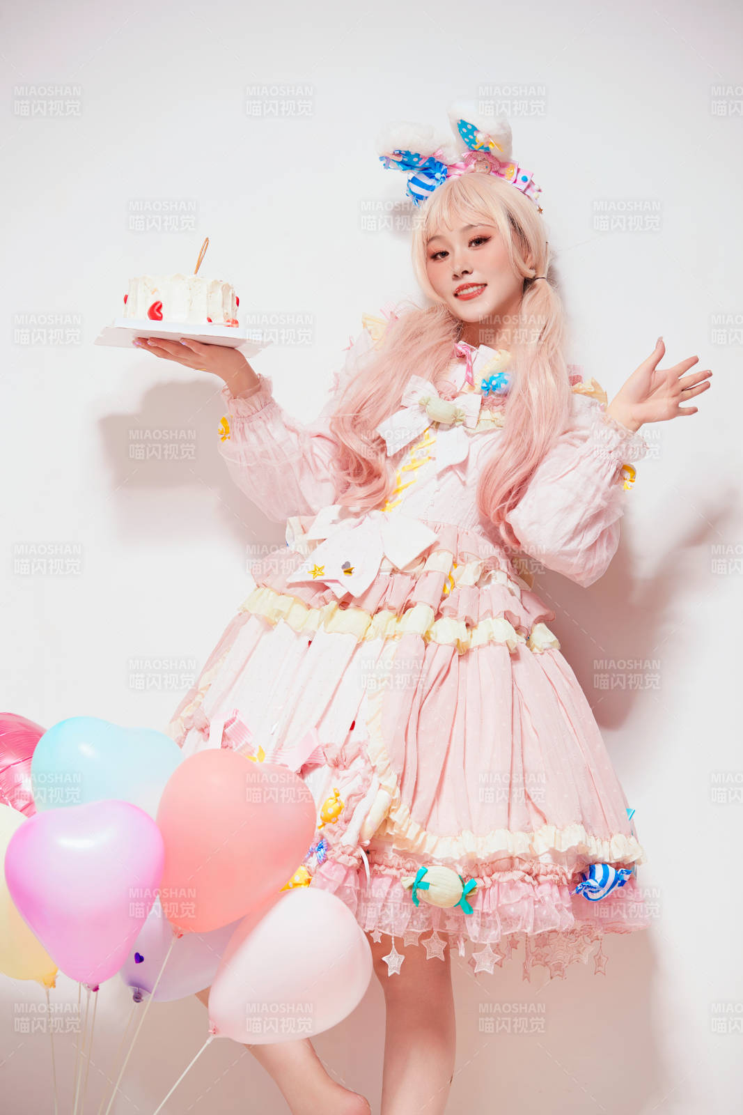 穿著糖果洛麗塔服裝慶祝生日的亞洲少女