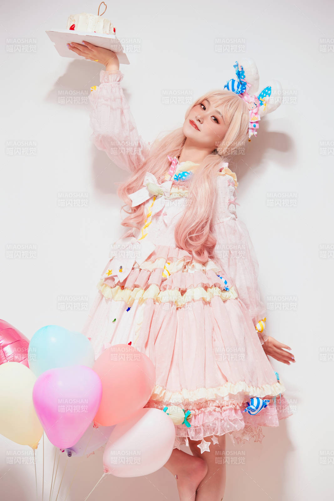 穿著糖果洛麗塔服裝慶祝生日的亞洲少女