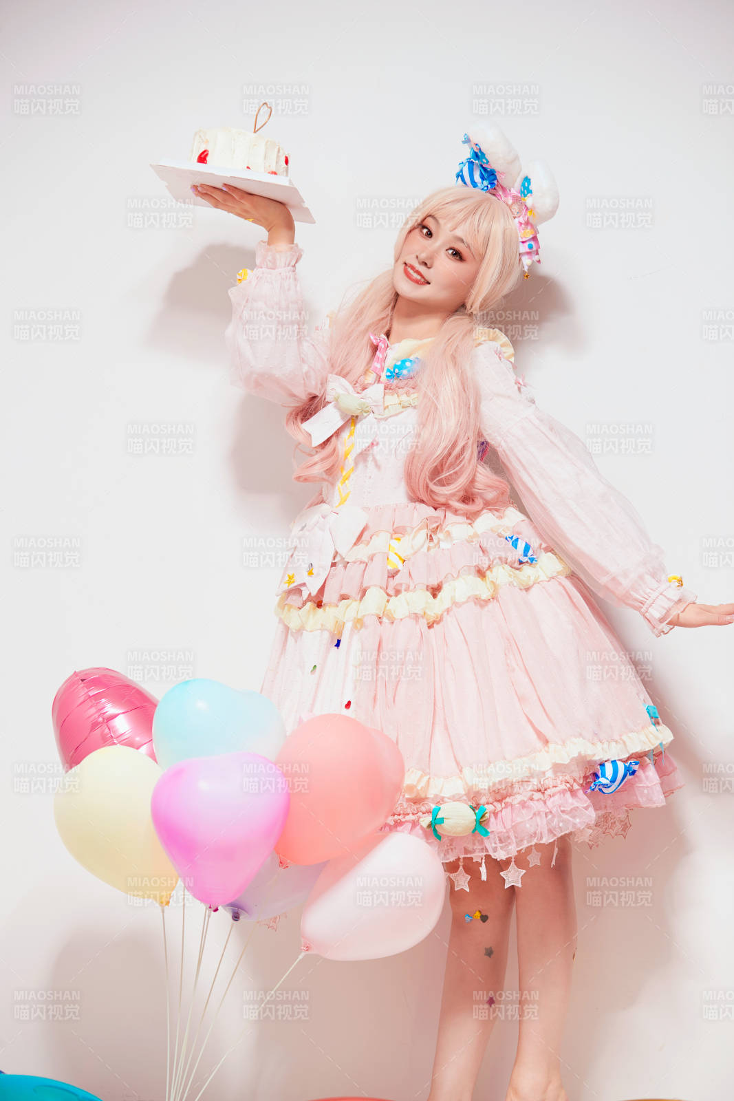 穿著糖果洛麗塔服裝慶祝生日的亞洲少女