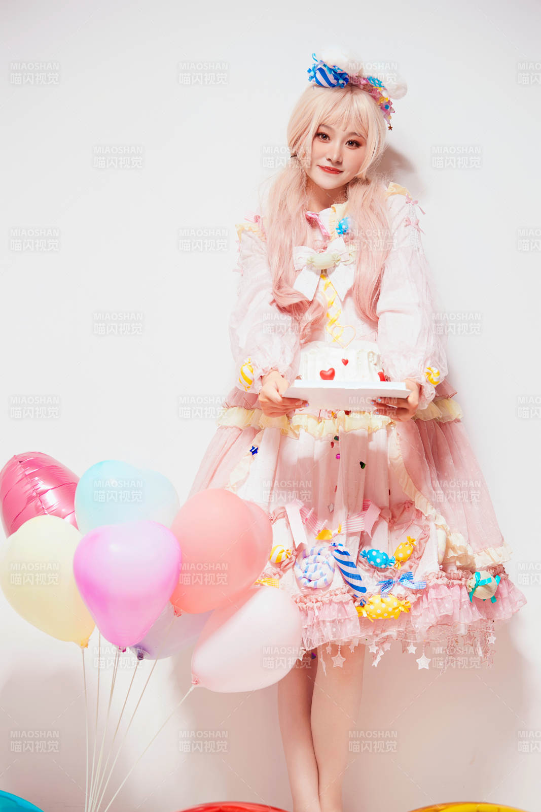 穿著糖果洛麗塔服裝慶祝生日的亞洲少女