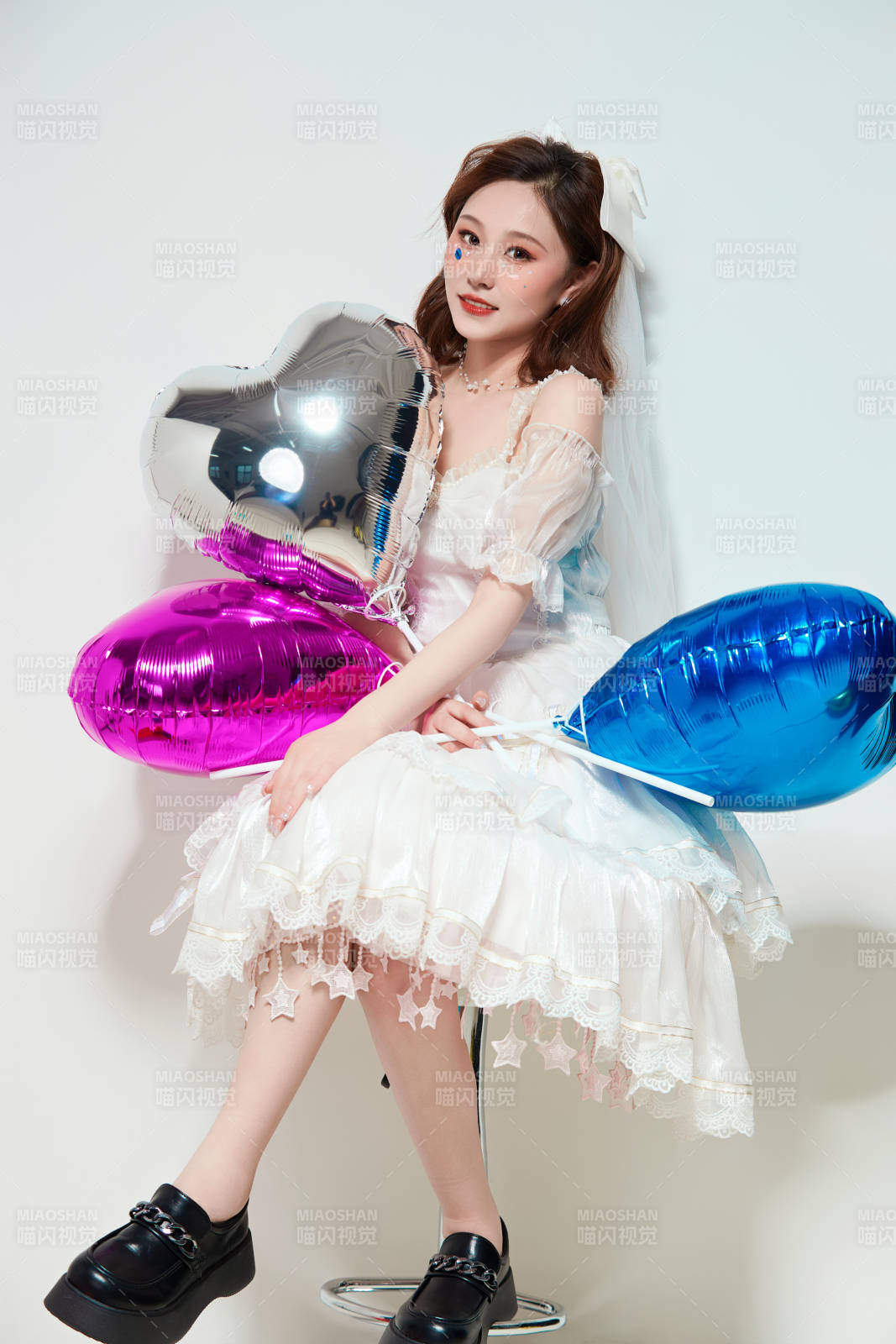 穿著公主裙手拿氣球慶祝生日的亞洲女性