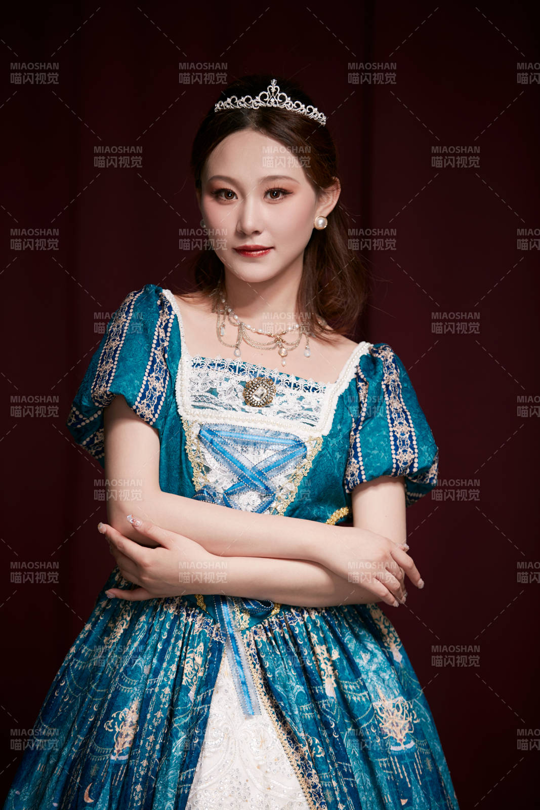 紅色背景下穿著歐式宮廷晚裝慶祝生日的少女