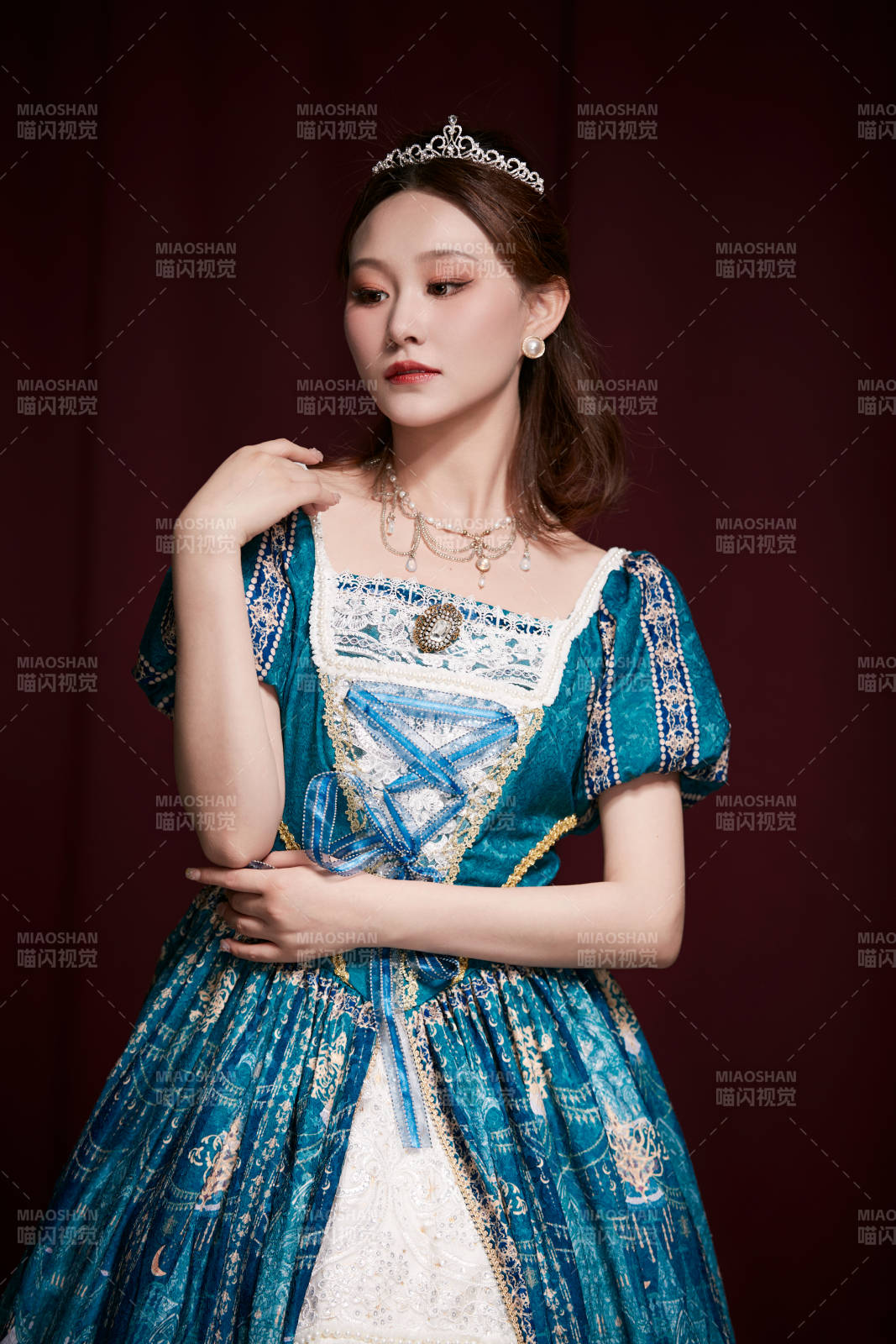 紅色背景下穿著歐式宮廷晚裝慶祝生日的少女