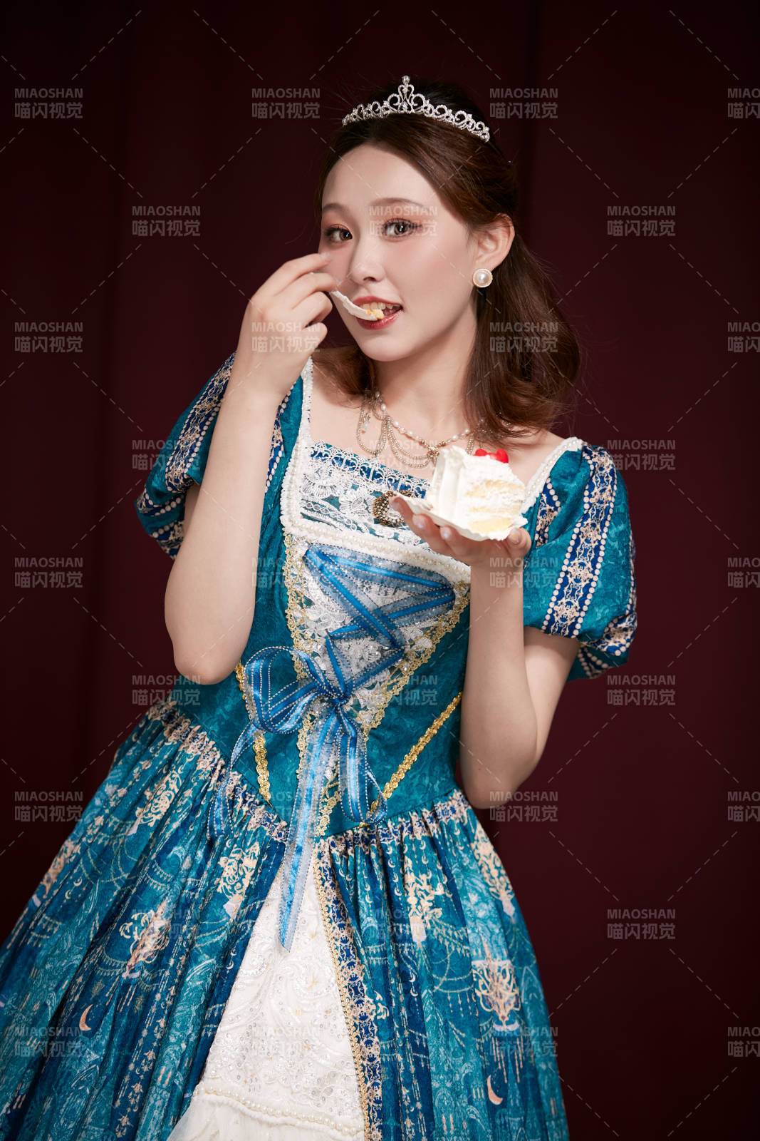 紅色背景下穿著歐式宮廷晚裝慶祝生日的少女