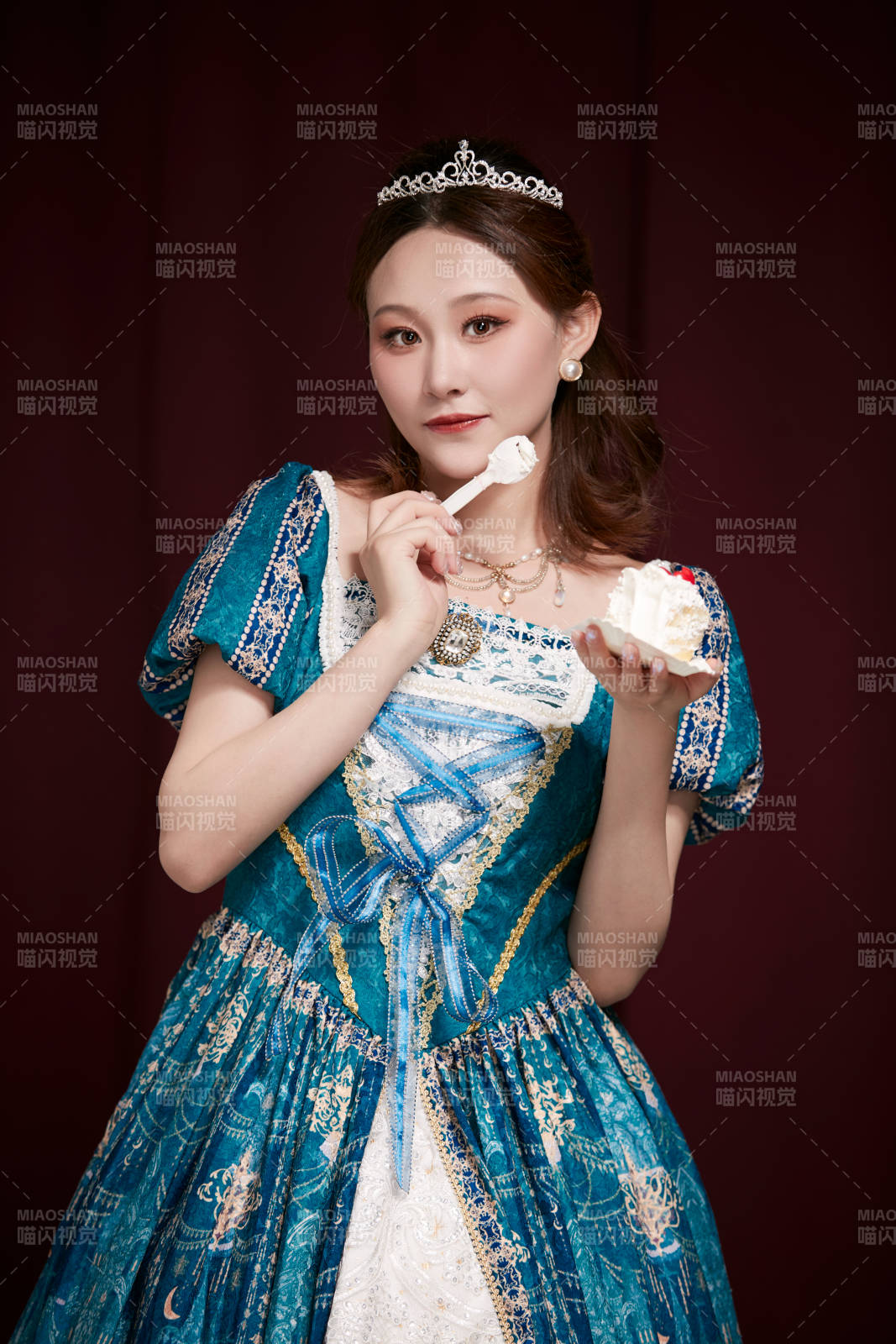 紅色背景下穿著歐式宮廷晚裝慶祝生日的少女