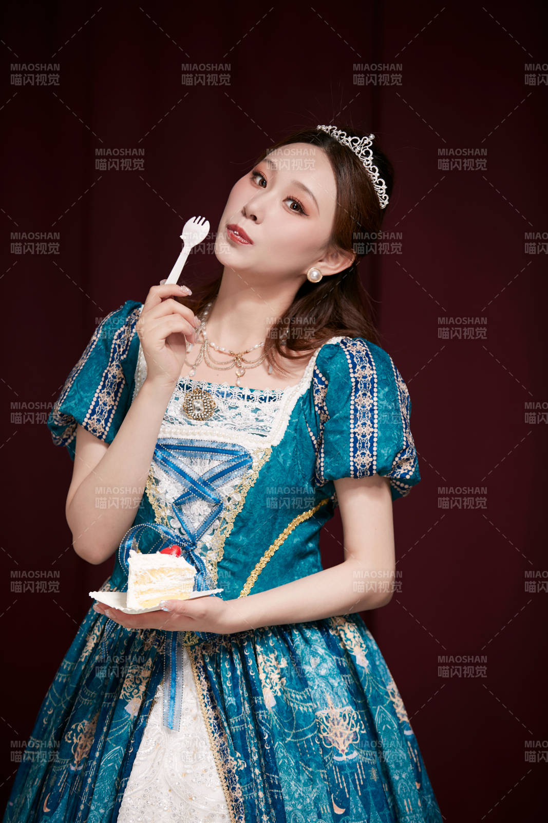 红色背景下穿着欧式宫廷晚装庆祝生日的少女