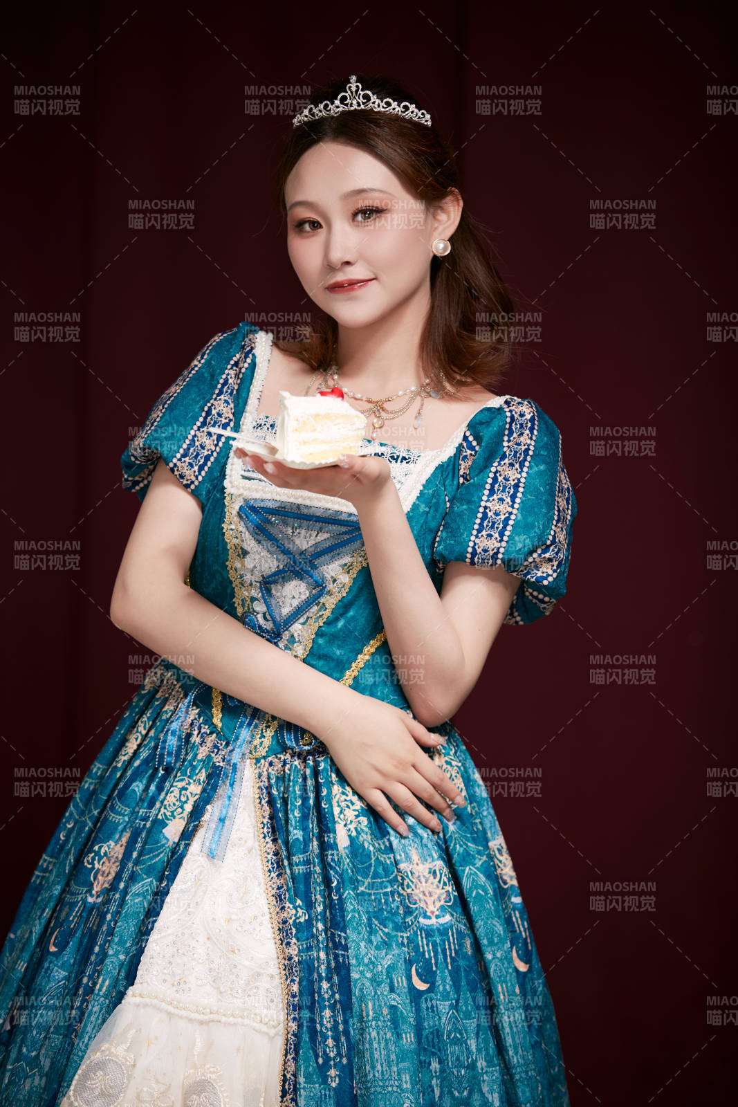 紅色背景下穿著歐式宮廷晚裝慶祝生日的少女