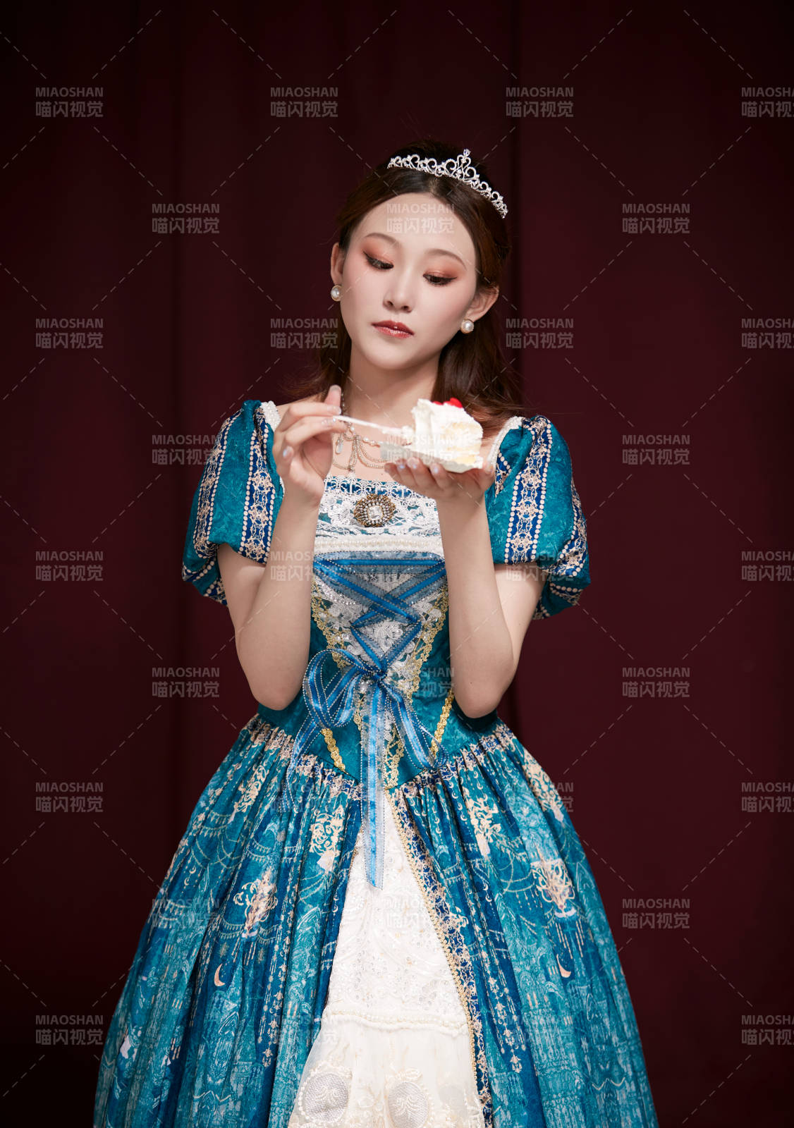 紅色背景下穿著歐式宮廷晚裝慶祝生日的少女