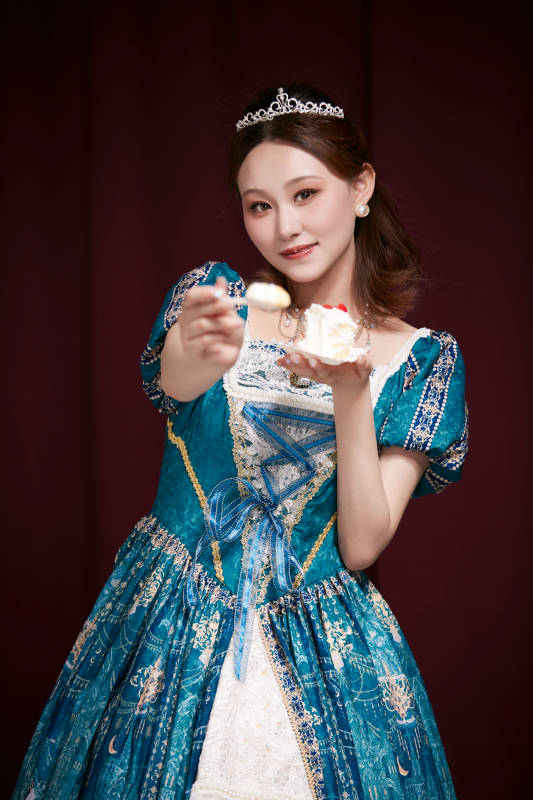 红色背景下穿着欧式宫廷晚装庆祝生日的少女