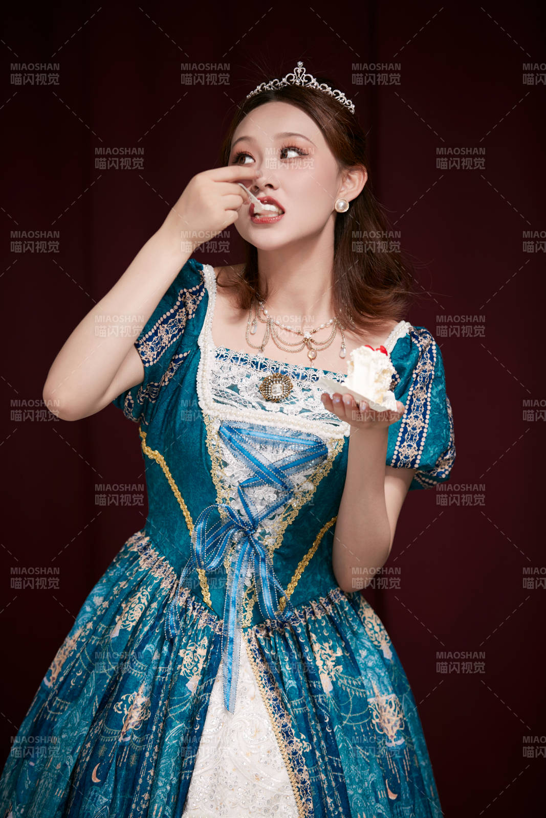 红色背景下穿着欧式宫廷晚装庆祝生日的少女图片