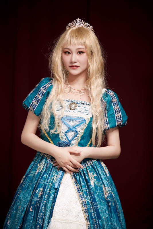 红色背景下穿着欧式宫廷晚装庆祝生日的少女