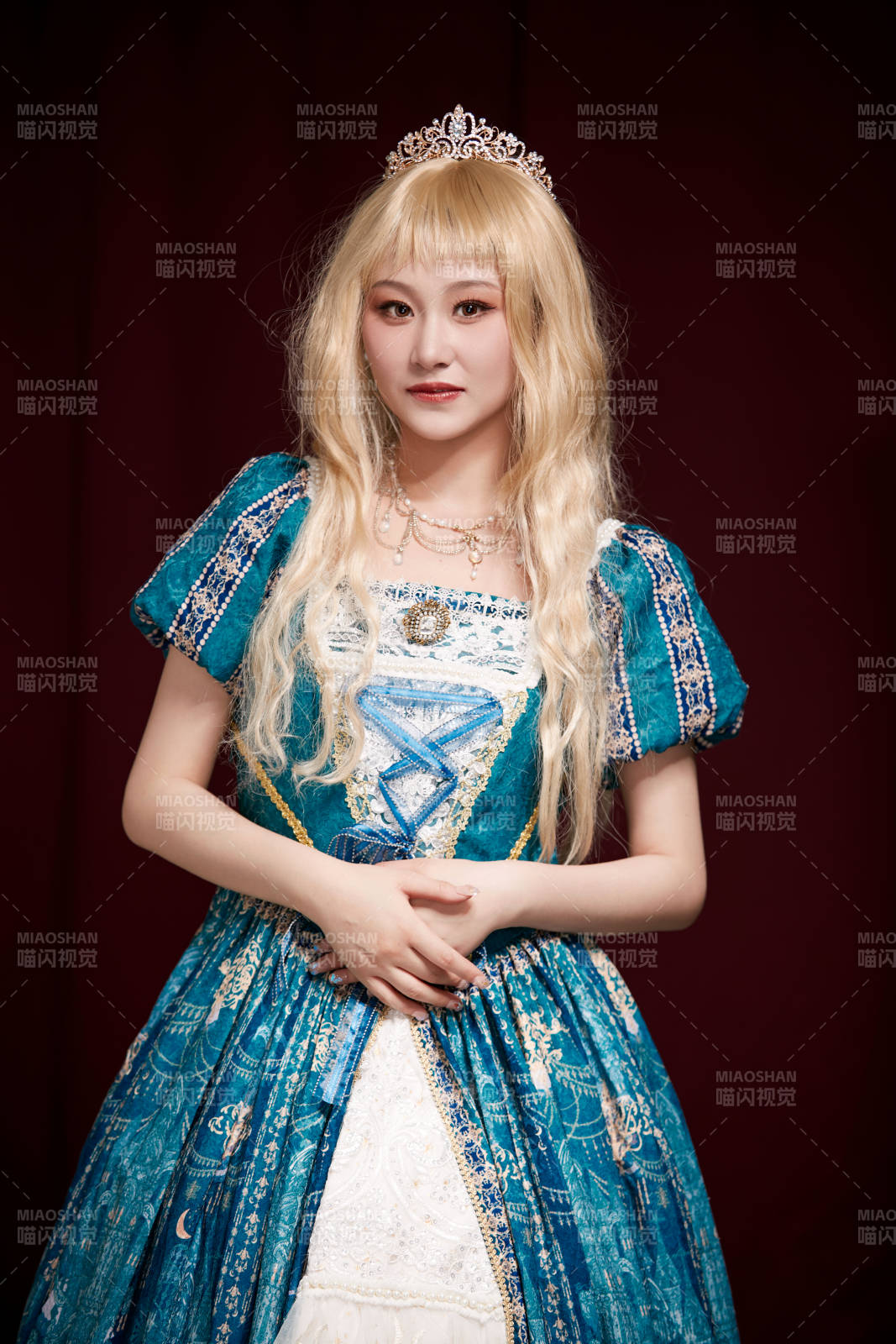 红色背景下穿着欧式宫廷晚装庆祝生日的少女