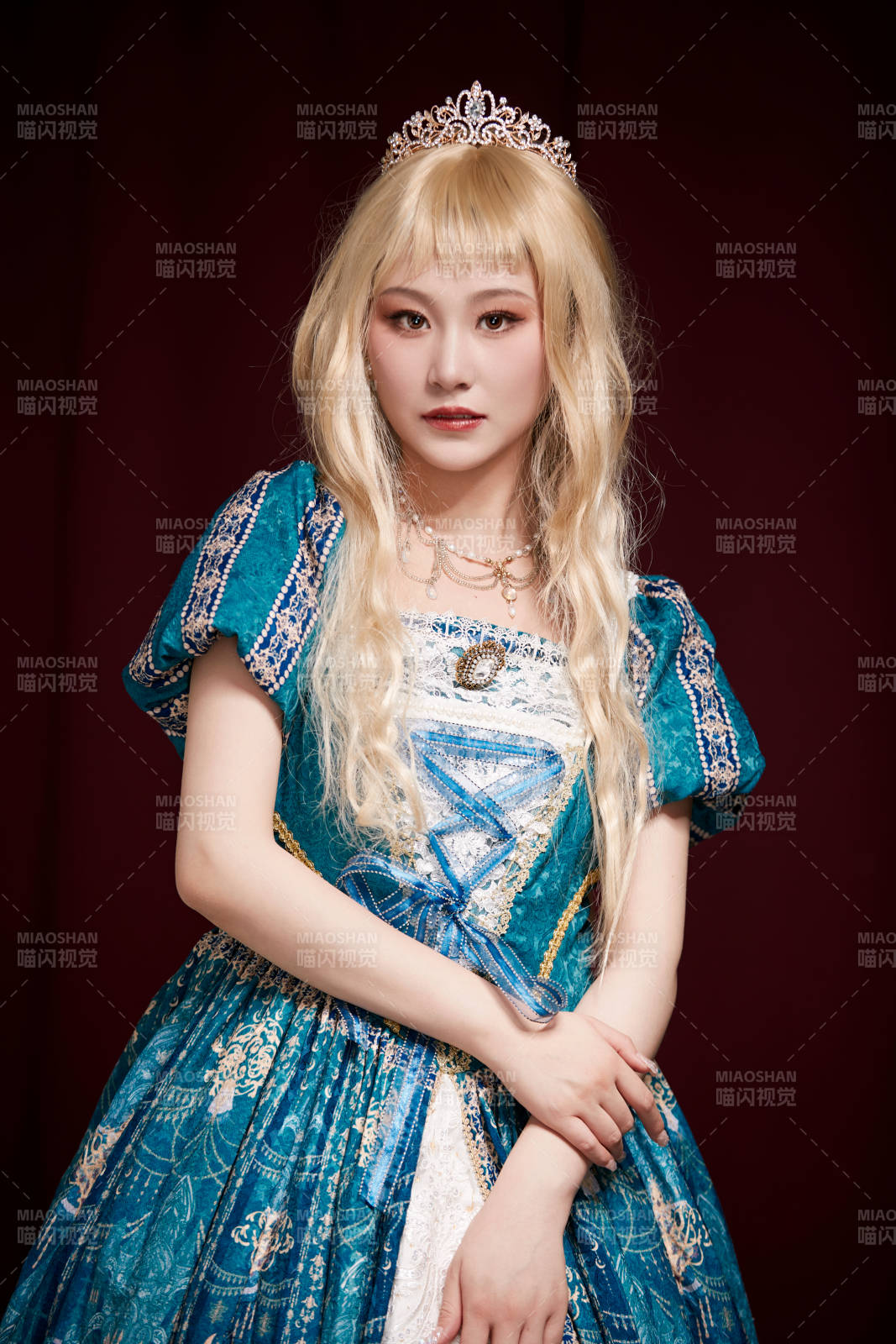 红色背景下穿着欧式宫廷晚装庆祝生日的少女