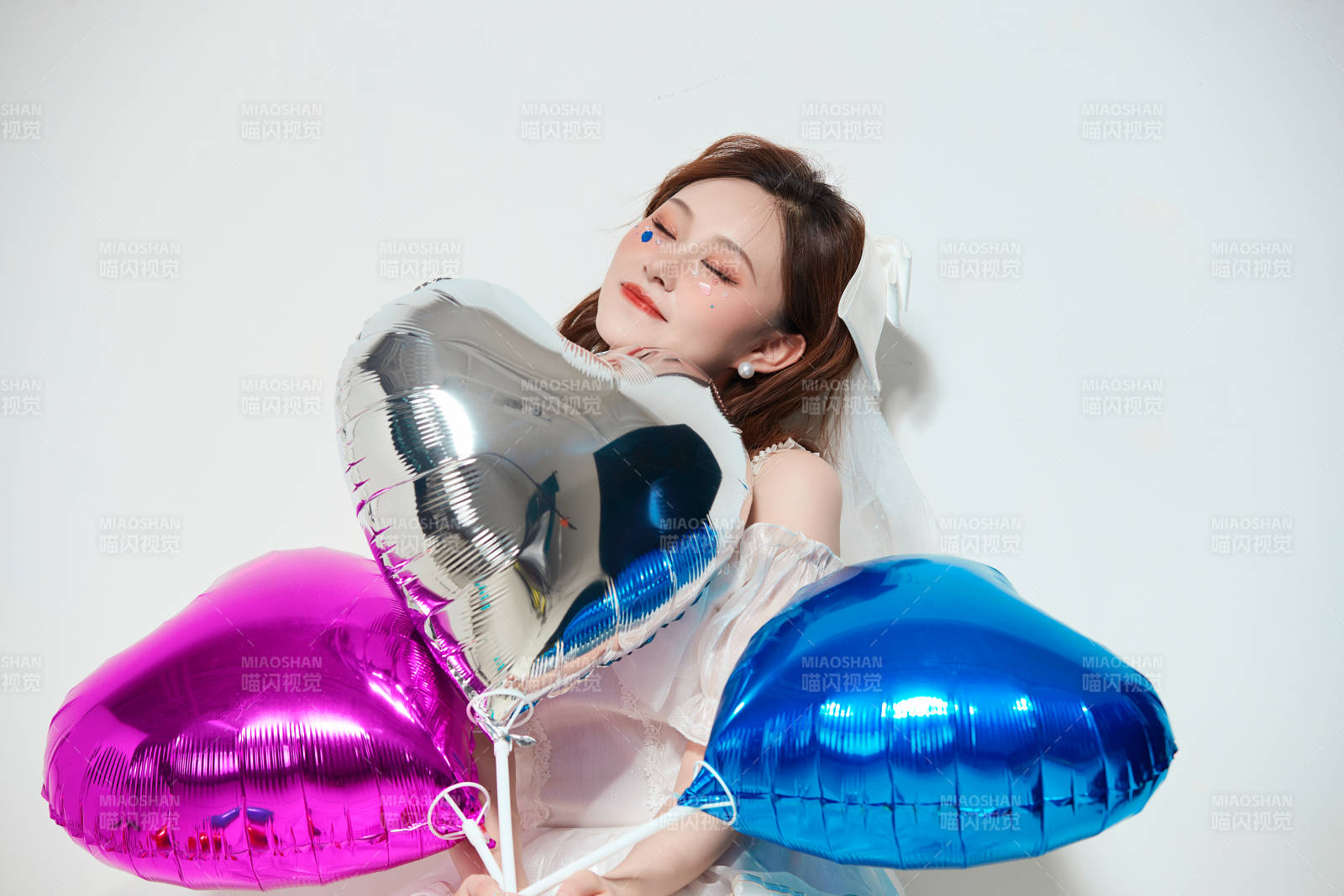 穿着公主裙手拿气球庆祝生日的亚洲女性