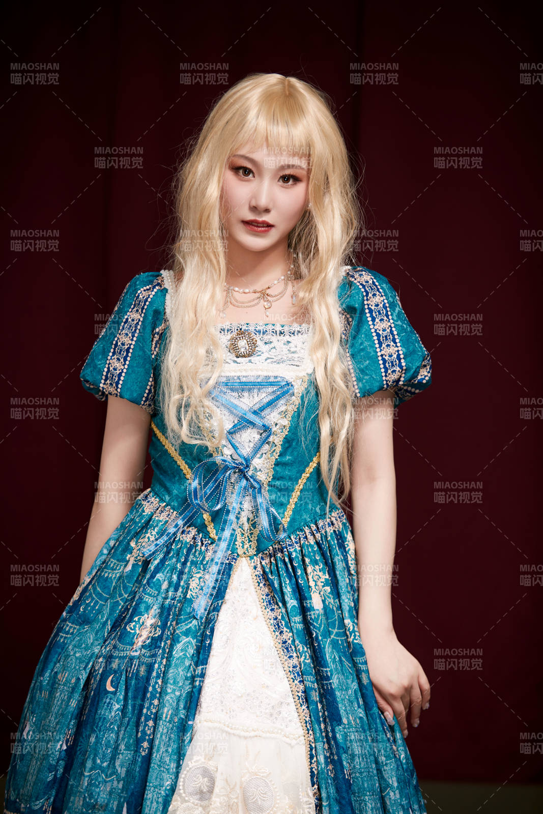 紅色背景下穿著歐式宮廷晚裝慶祝生日的少女