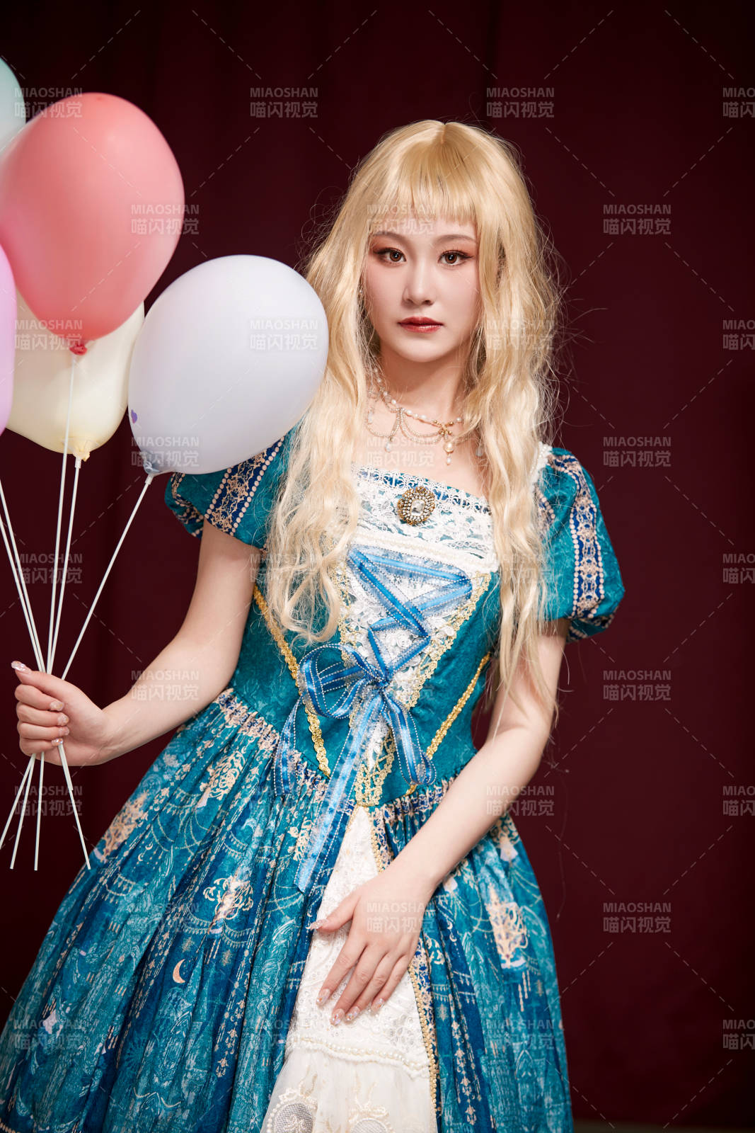 红色背景下穿着欧式宫廷晚装庆祝生日的少女