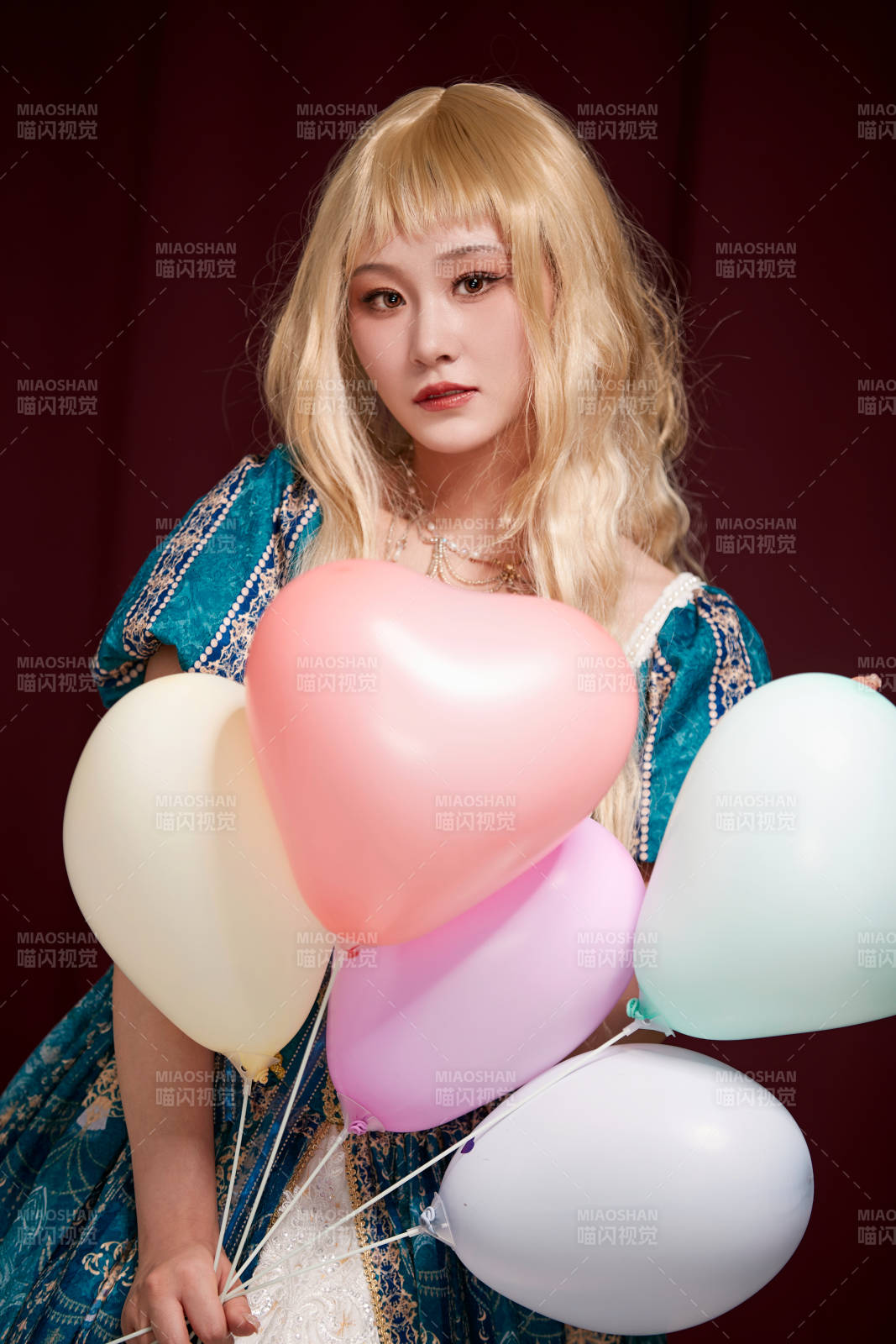 紅色背景下穿著歐式宮廷晚裝慶祝生日的少女