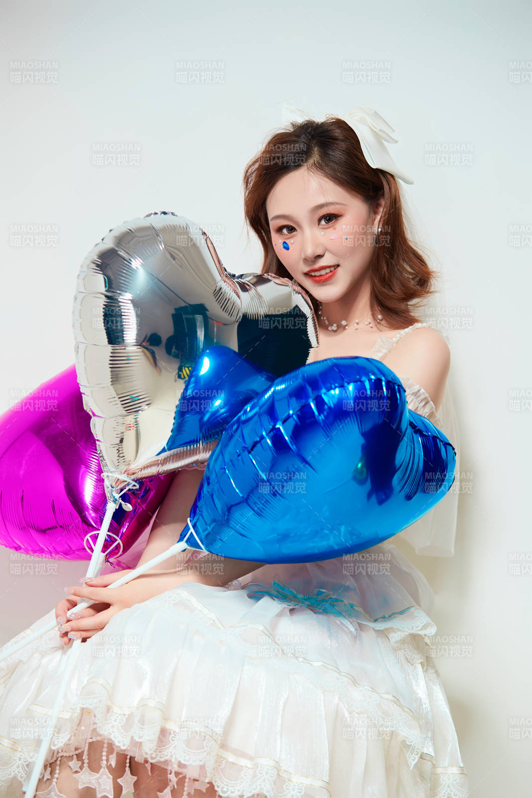 穿着公主裙手拿气球庆祝生日的亚洲女性